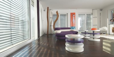 Sonnenschutz vor Fenstern hält Hitze aus Wohnung