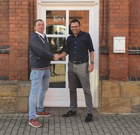 André Leffler und Andreas Fräbel bei der Übergabe 