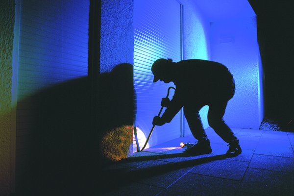 Einbruchversuch am Rollladen einer Fenstertür