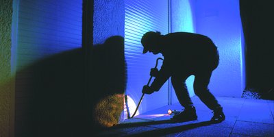 Einbruchversuch am Rollladen einer Fenstertür