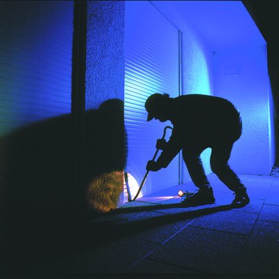 Einbruchversuch am Rollladen einer Fenstertür