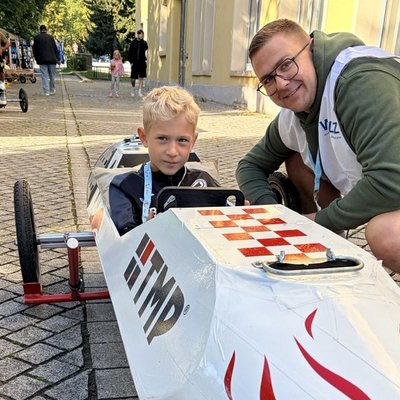 Junger Pilot sitzt in der weiß-roten TMP-Rakete beim Seifenkistenrennen in Bad Langensalza