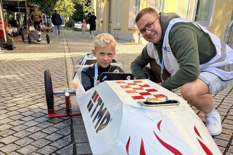 Junger Pilot sitzt in der weiß-roten TMP-Rakete beim Seifenkistenrennen in Bad Langensalza