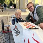 Junger Pilot sitzt in der weiß-roten TMP-Rakete beim Seifenkistenrennen in Bad Langensalza