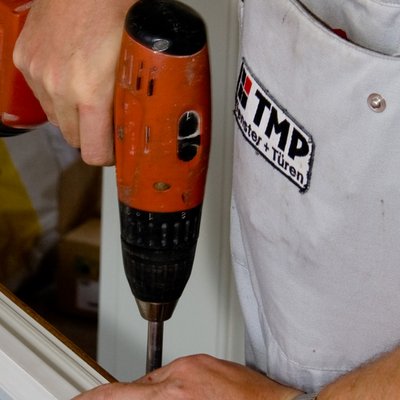 TMP Monteur baut neues Fenster ein