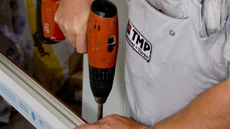 TMP Monteur baut neues Fenster ein