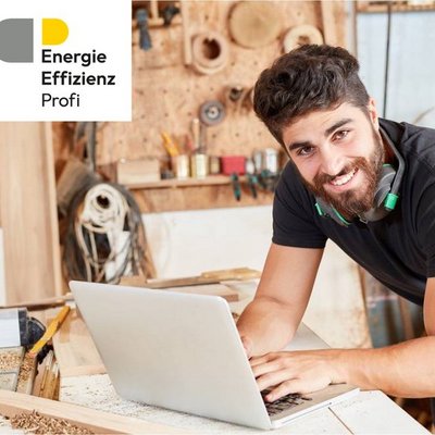 Mann stellt Fördermittelantrag für Fenster online