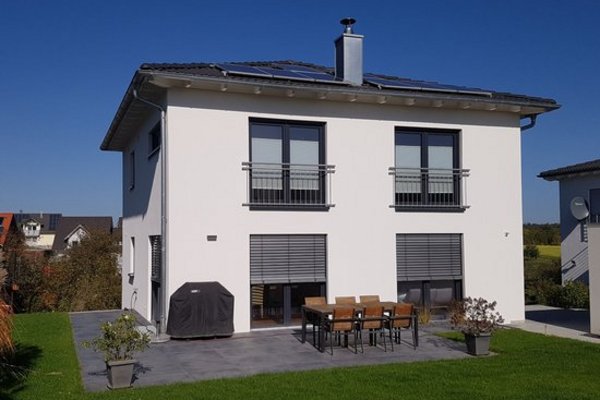 Haus mit absturzgesicherten Fenstern