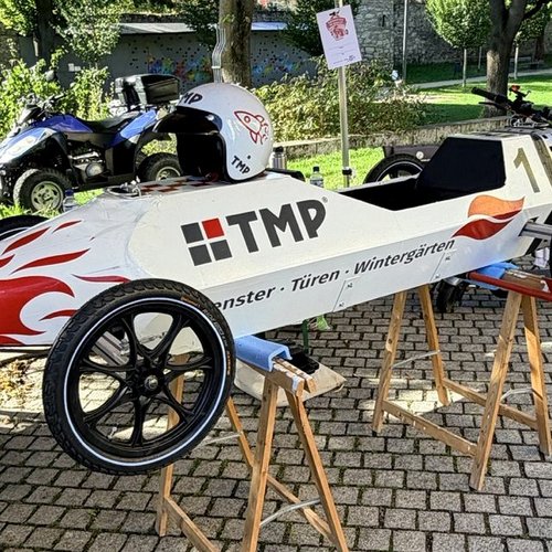 TMP Seifenkiste mit roten Flammen im Fahrerlager