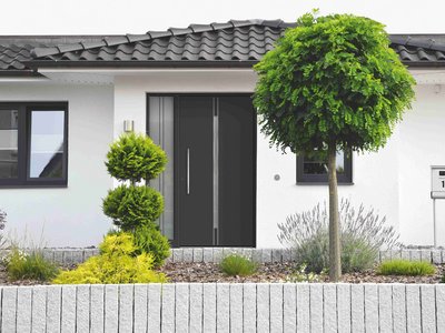 Flächenbündige Lisenen - Aufsatzfüllung - RAL 7016 anthrazitgrau - Verglasung in Füllung vollflächig mattiertes Glas, Seiten mit G1238 mattiertes Glas mit klaren Streifen - Griff V105 Edelstahl 