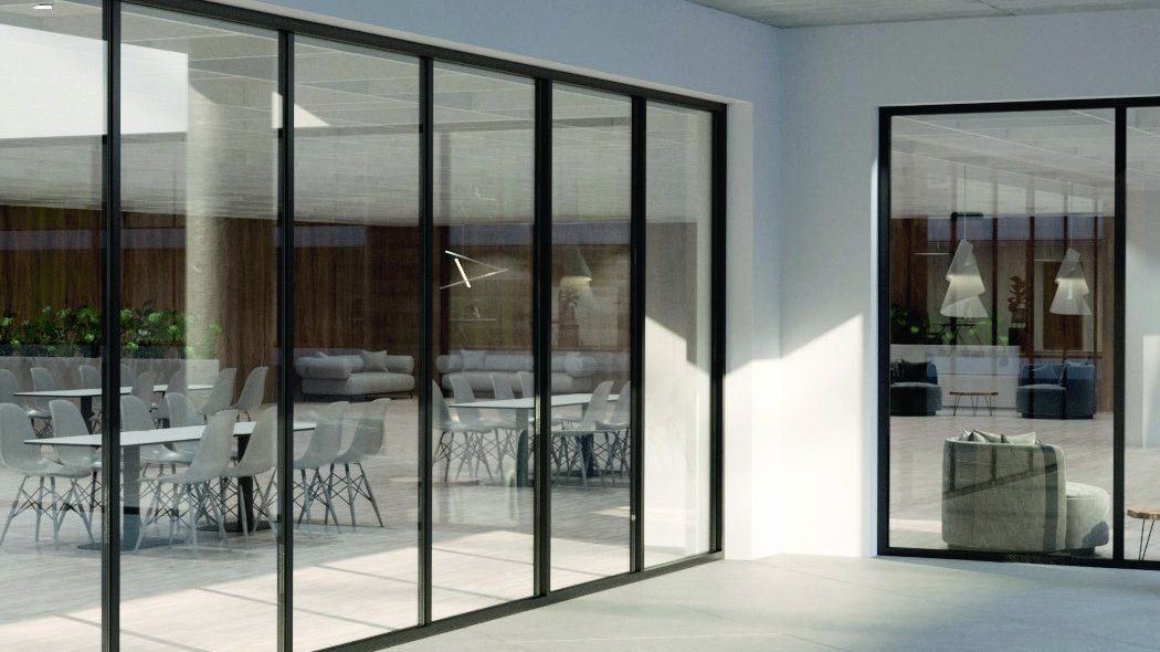 Foyer mit raumhoher Brandschutzverglasung aus schwarzen Aluminiumprofilen
