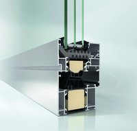 Querschnitt eines wärmegedämmten Aluminiumfensters mit Dreifachverglasung