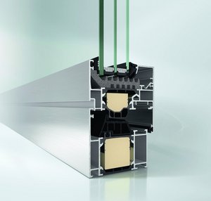 Querschnitt eines wärmegedämmten Aluminiumfensters mit Dreifachverglasung