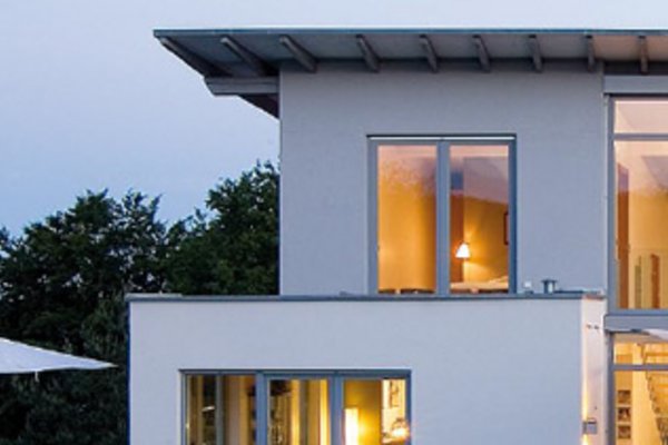 Hausfront mit verschiedenen Fenstertypen