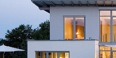 Hausfront mit verschiedenen Fenstertypen