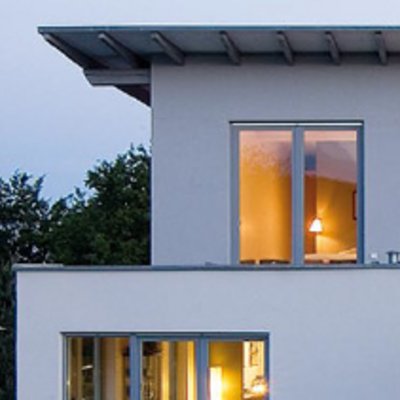 Hausfront mit verschiedenen Fenstertypen