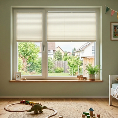 Kinderzimmer: Fenster mit Plissees für Sichtschutz und Verdunkelung