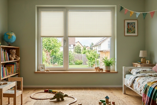 Kinderzimmer: Fenster mit Plissees für Sichtschutz und Verdunkelung