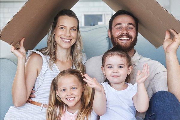 Familie, die ihr Haus sanieren möchte