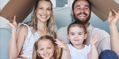 Familie, die ihr Haus sanieren möchte