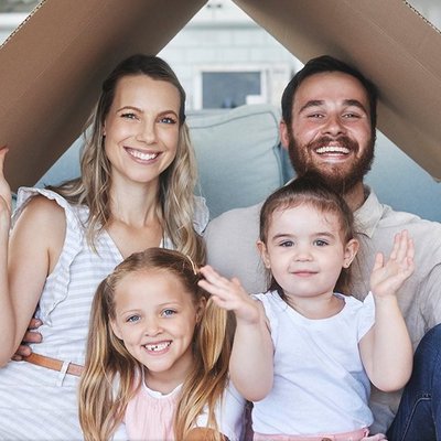 Familie, die ihr Haus sanieren möchte
