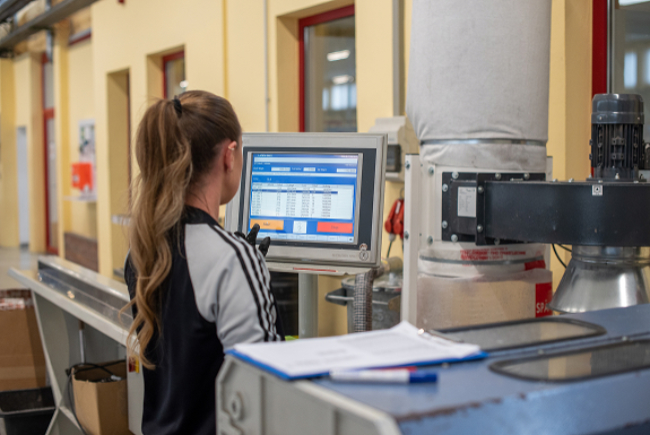 Produktionsmitarbeiterin fertigt Kunststofffenster bei TMP in Bad Langensalza