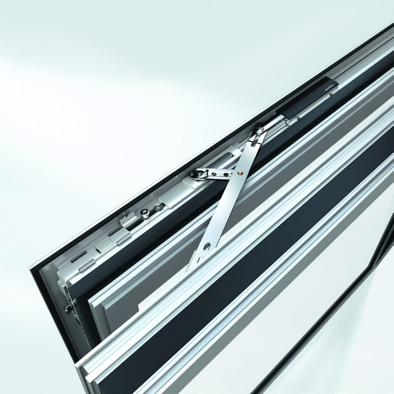 Geöffnetes Aluminiumfenster mit Sicherheitsbeschlag